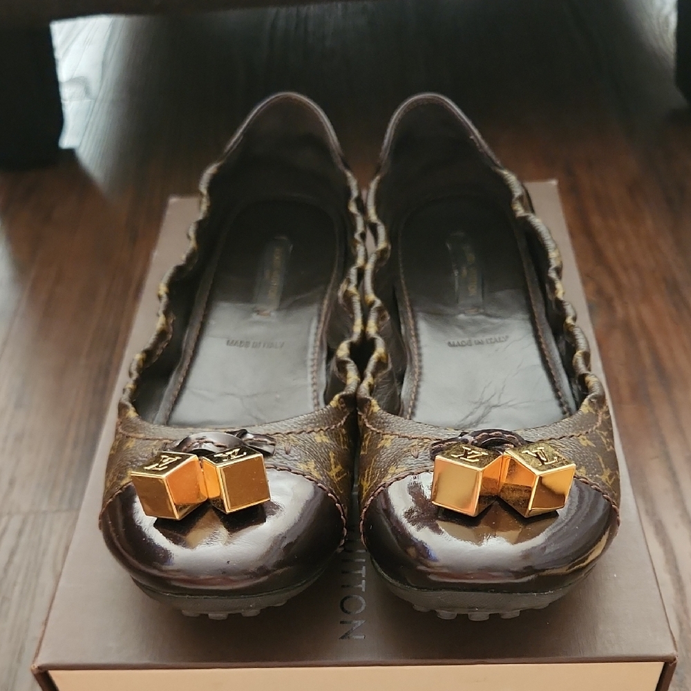 LOUIS VUITTON Coated Canvas & Patent Leather Lovely Ballet Flats In sz 38.5/8
